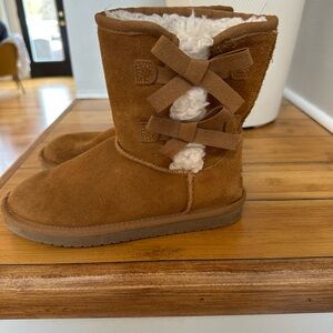 Kids size 2 Kookaburra by Ugg